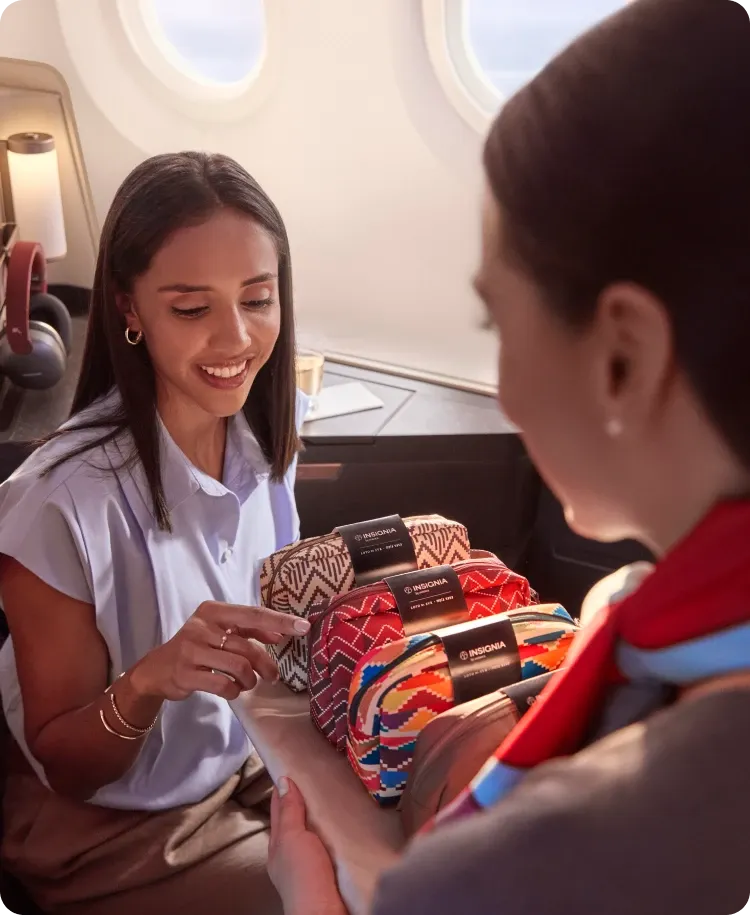 Mujer seleccionando Amenity Kit coleccionable de INSIGNIA by Avianca