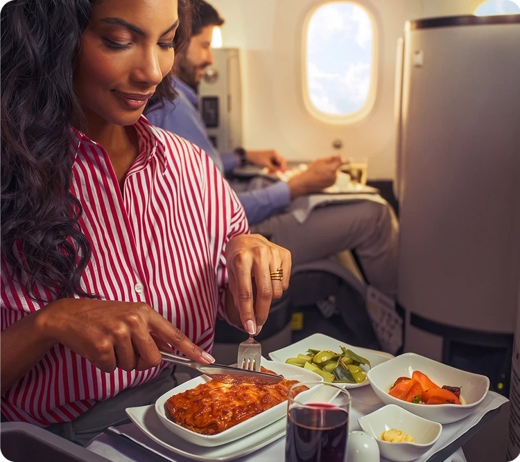 Mujer disfrutando de la comida del menú abordo