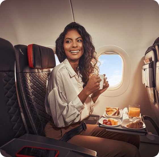 Mujer en avión disfrutando del menú abordo
