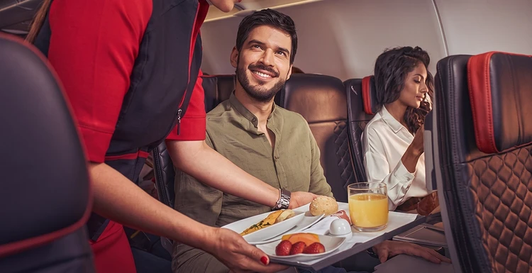 Persona disfrutando del menú a bordo incluido