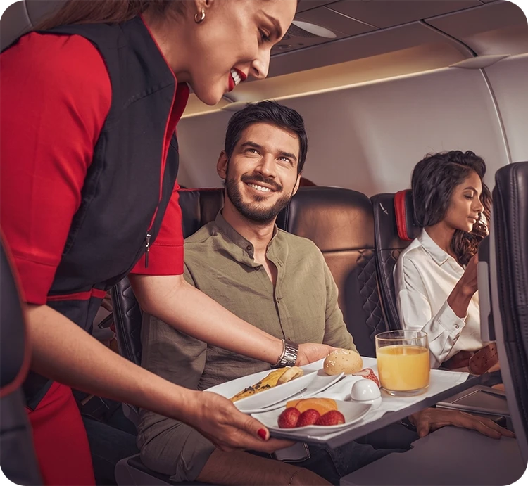 Persona disfrutando del menú a bordo incluido