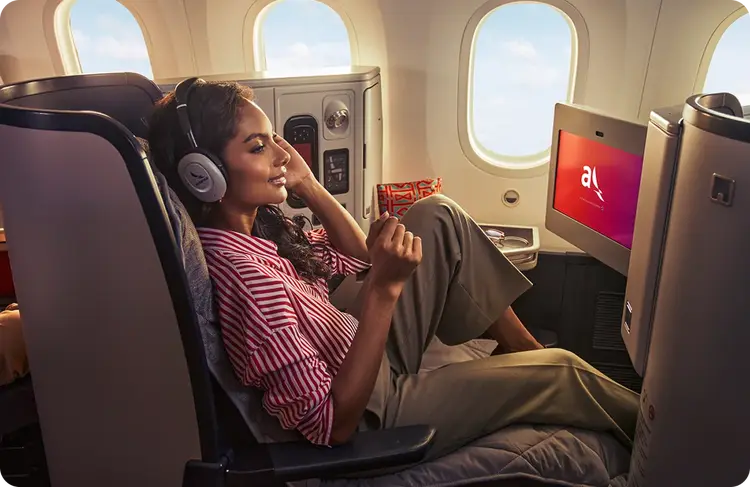 Persona mujer con audifonos en avion