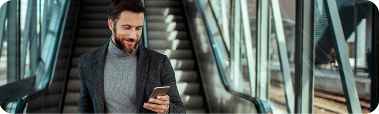 persona hombre con celular