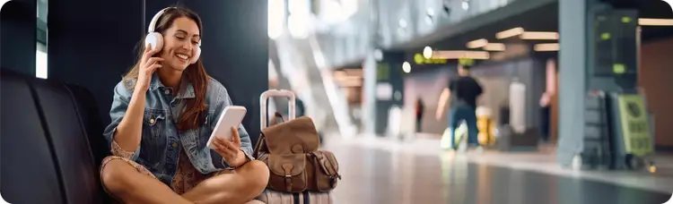 Une jeune fille heureuse à l'aéroport