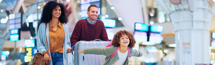 Familia feliz en aeropuerto
