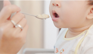 bebe comiendo