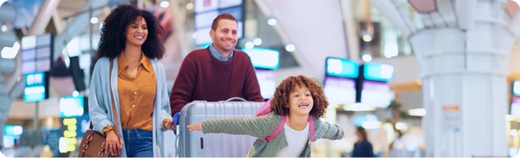 Familia feliz en aeropuerto