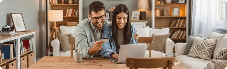 Pareja feliz en casa