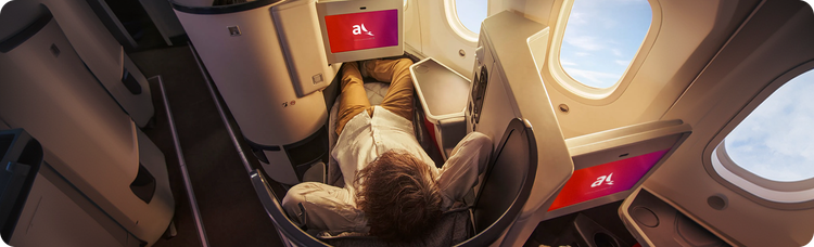 El interior de la clase business Insignia de Avianca cuenta con asientos reclinables y ofrece una experiencia de confort de primera clase.
