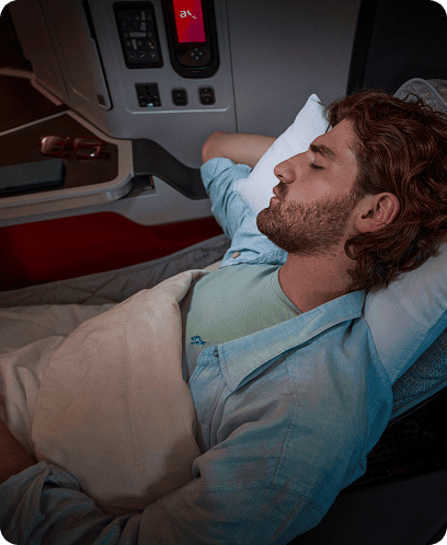 hombre durmiendo en los asientos reclinables del avión