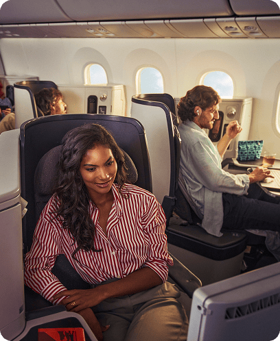 personas en el avión disfrutando el viaje
