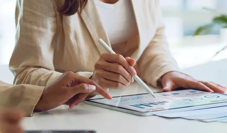 mujer escribiendo