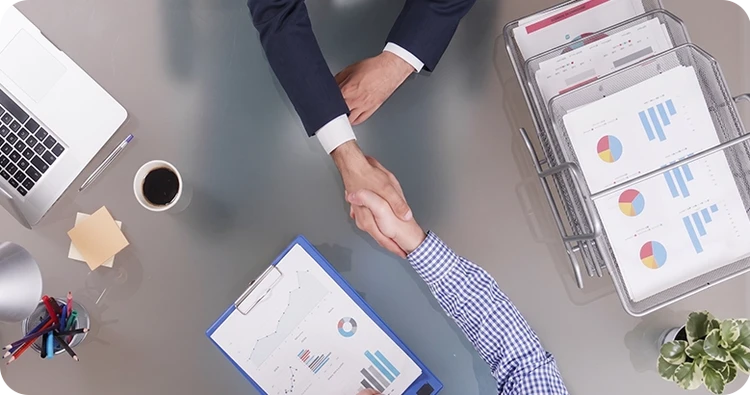 personas dándose la mano