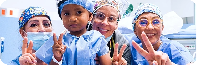 Des femmes médecins avec un enfant