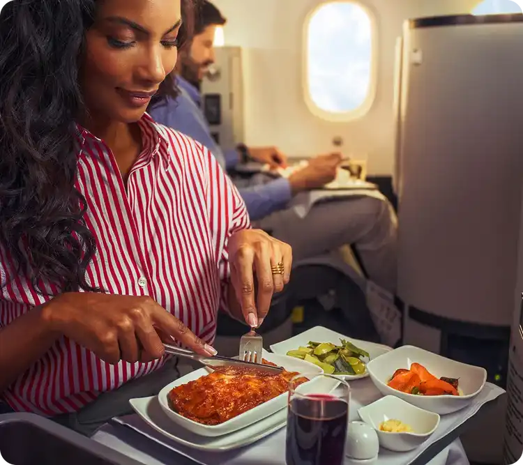 Une femme savourant le repas du menu à bord