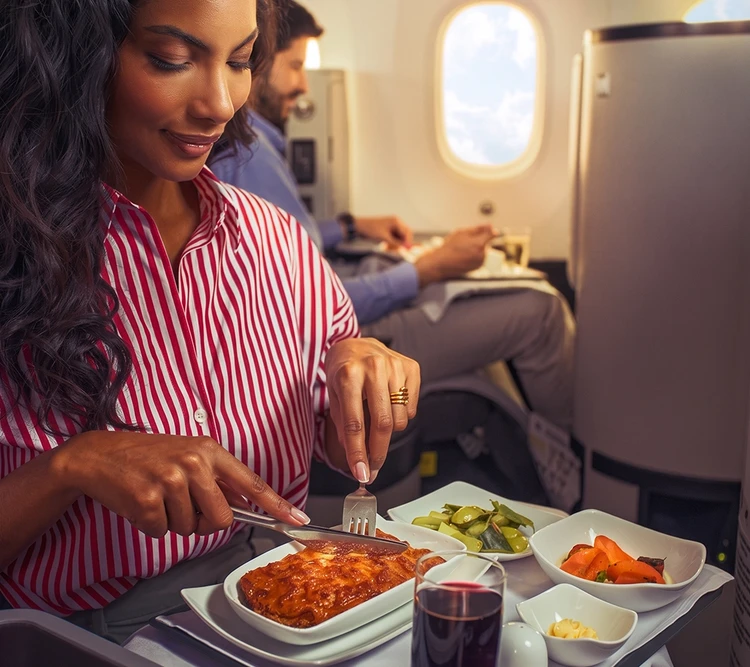 Une femme savourant le repas du menu à bord