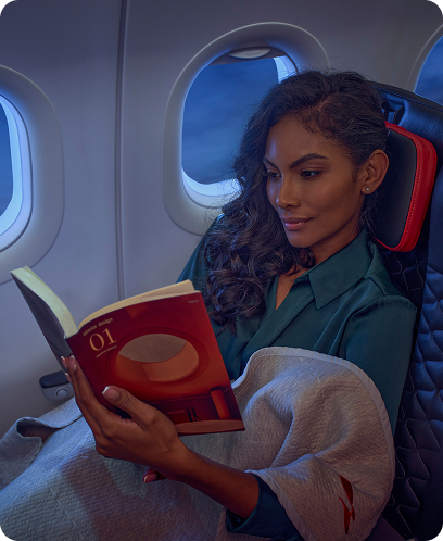 une femme en train de lire dans l&#39;avion