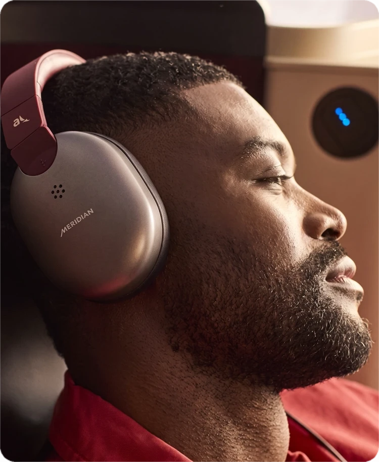 Hombre disfrutando los nuevos auriculares de INSIGNIA by Avianca