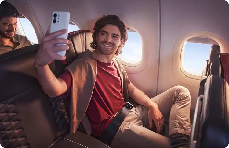 Passager profitant d’un siège Business Class pendant le vol