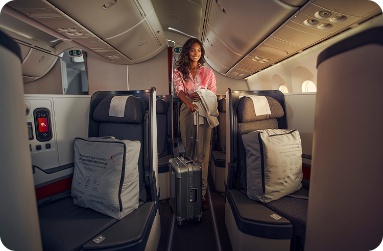 Passagère se déplaçant dans la cabine Business Class avec accès direct à son siège