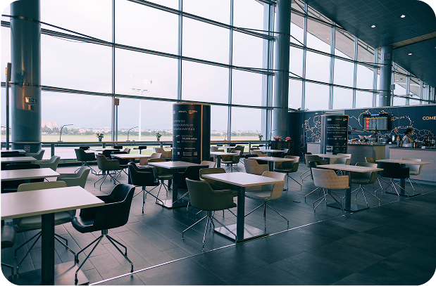 Salon VIP de l’aéroport avec espaces de détente et de travail avant le vol