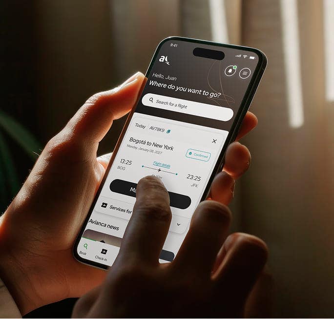 une personne tenant un téléphone portable à la main et utilisant l&#39;application Avianca