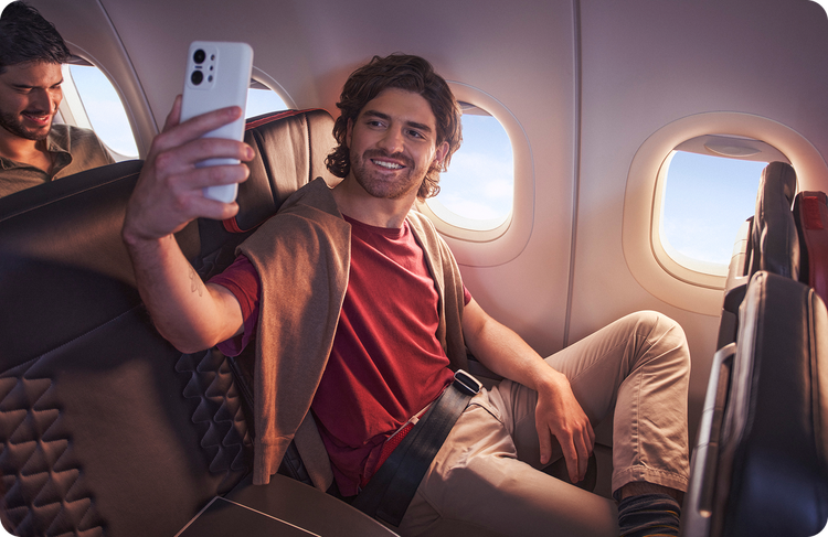 Passager profitant d’un siège Business Class pendant le vol