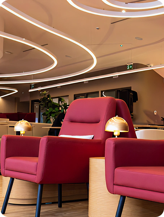 Espace de détente d’un salon VIP avec fauteuils confortables et ambiance calme