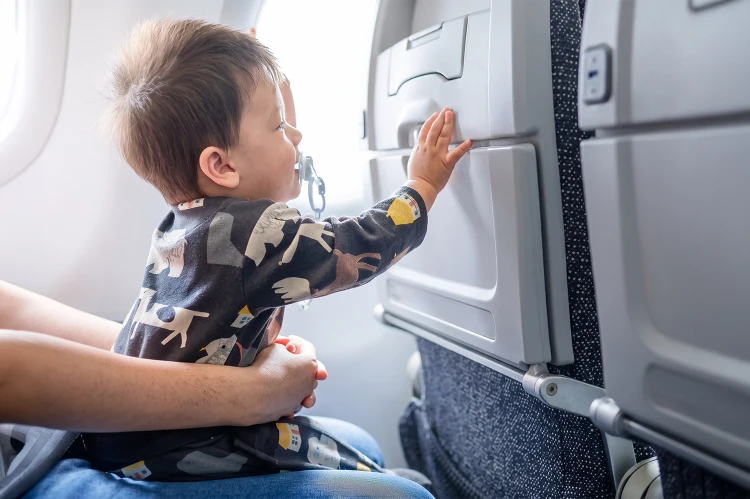 bébé assis dans un avion