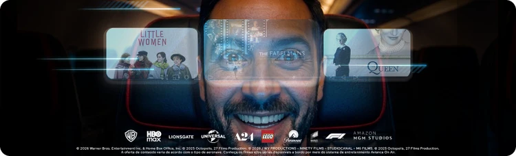 Um homem tentando decidir qual série assistir no avião