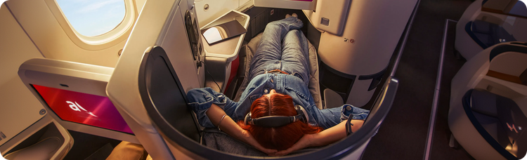 Interior da Business Class Insignia da Avianca com assento reclinável e experiência premium de conforto.