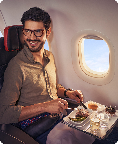 homem comendo em um avião
