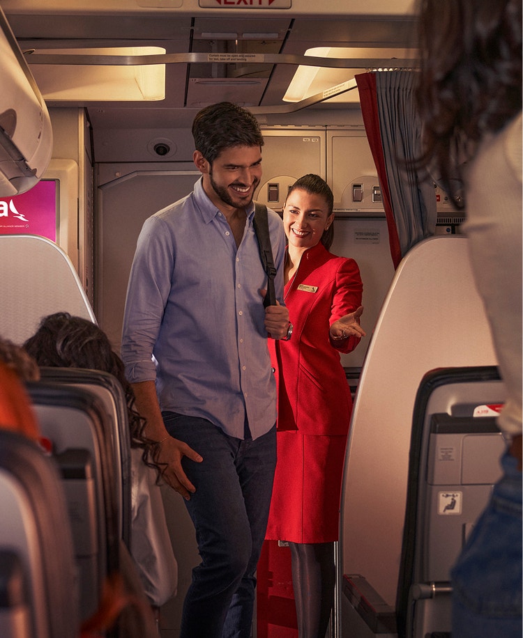 persona entrando al avión