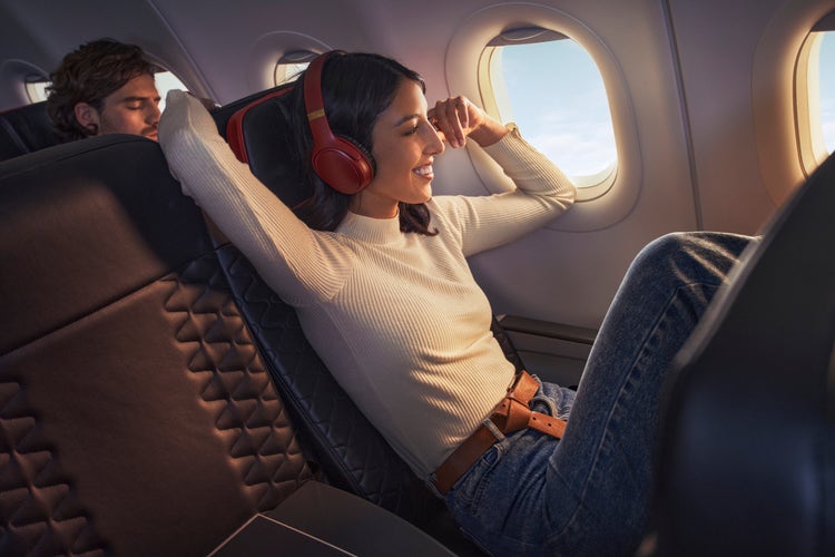 Passageira relaxando durante voo em Business Class