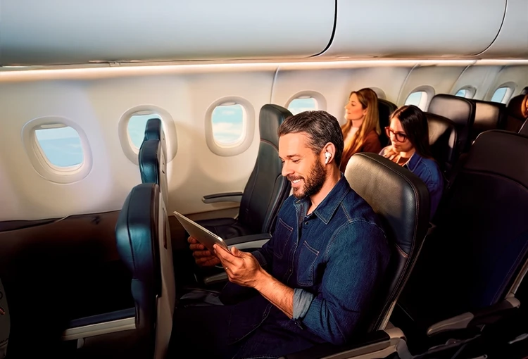 Homem usando Wi-Fi em avião