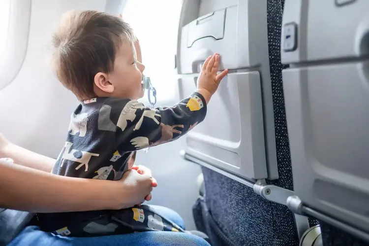 bebê sentado no avião