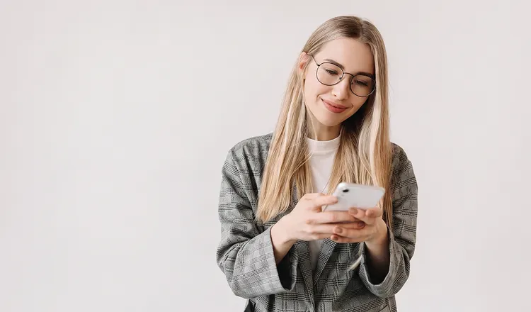 mulher olhando para o celular