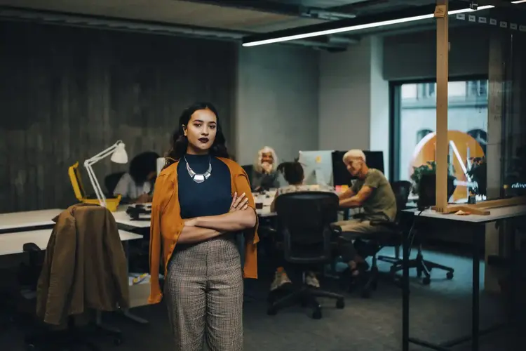 mulher em um escritório corporativo