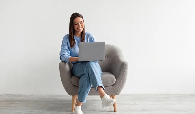 mulher sentada olhando para um computador