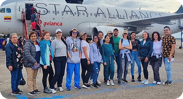 Grupo de pessoas embarcando em um avião da Star Alliance