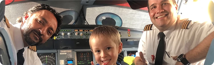 Pilotos com uma criança na cabine